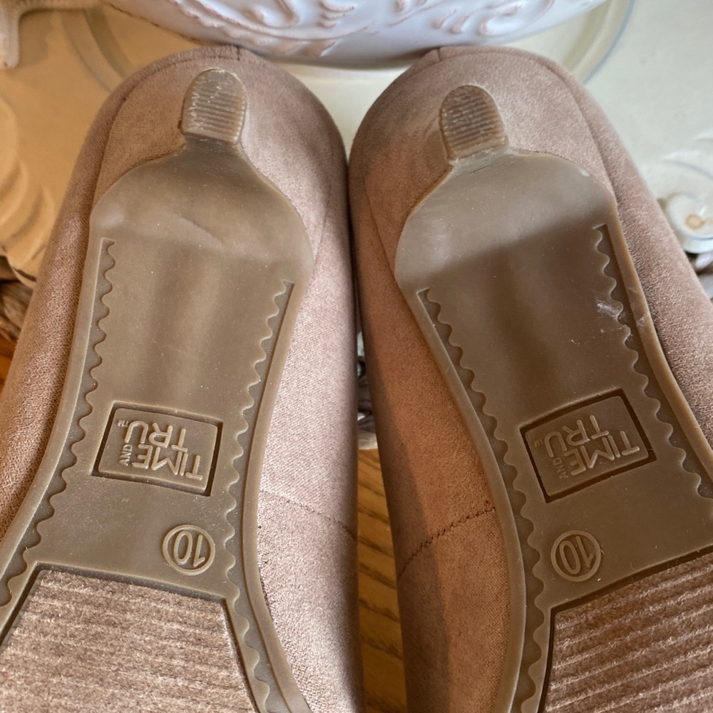 Time and Tru Pointed-Toe Pumps in Light Taupe - Picture 5 of 5